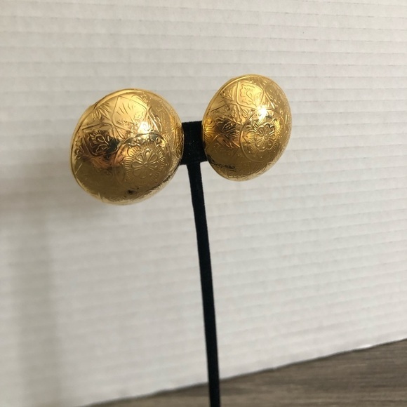 Vtg Gold Embossed Dome Clip On Earrings - Picture 4 of 10